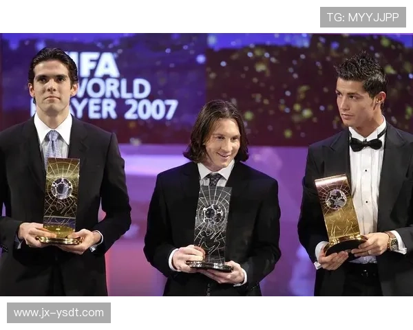 足球明星荣誉之路：探秘他们获得的各类奖项与成就