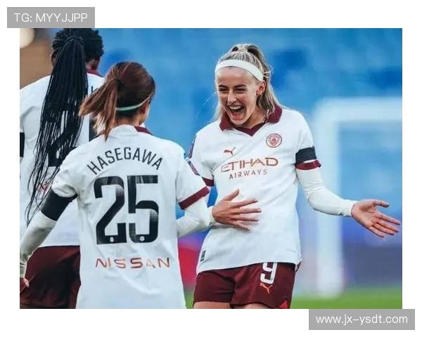 足球明星赛后甜蜜时刻与女友亲密拥抱感动全场观众