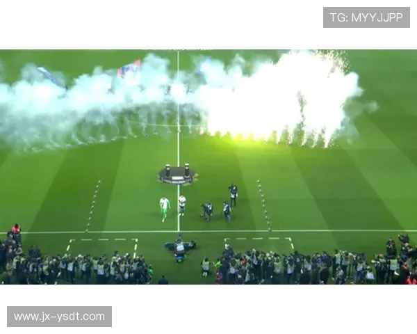 两位足球巨星同框合影展现球场之外的友谊与默契